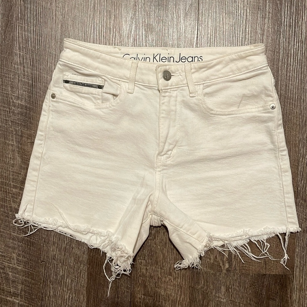 CALVIN KLEIN WHITE DENIM SHORTS. Size 26